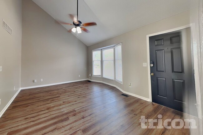 Foto del edificio - 6449 Roundtree St