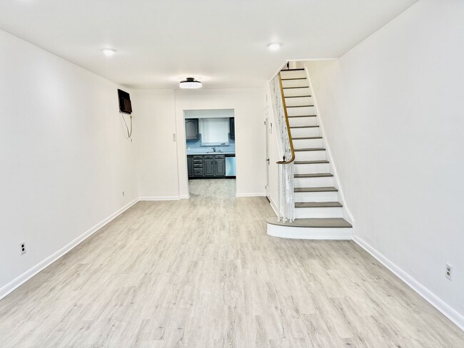 Foto del edificio - Clean & MODERN just RENOVATED SPACIOUS 2 B...