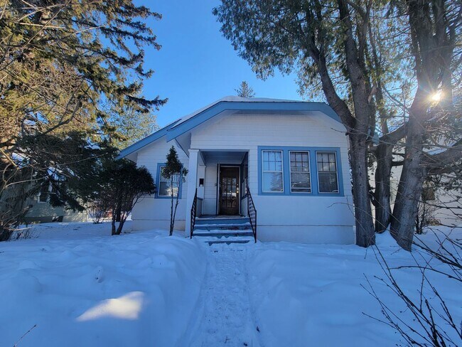 Building Photo - AVAILABLE JUNE - 3 Bed 2 Bath Spacious Hom...