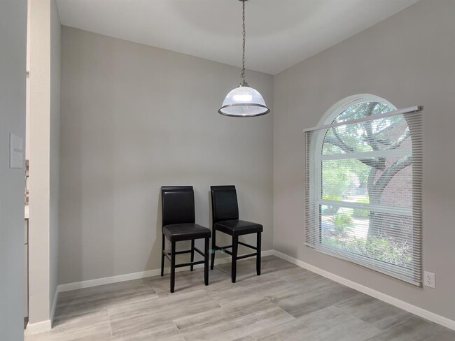Foto del edificio - 6500 Harbor Town Dr