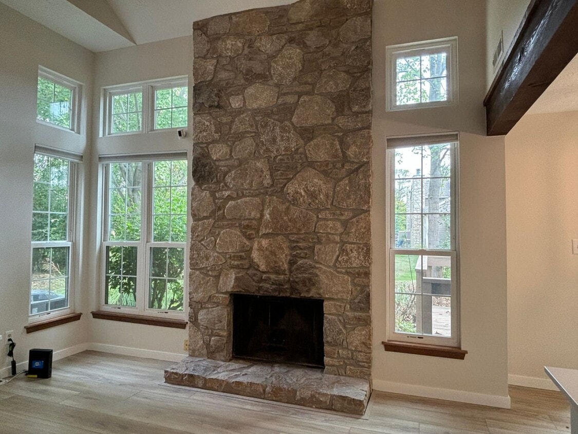 Foto principal - Charming Condo in a Can't-Miss Location – Private Deck, Garage, and Nature-Filled Community