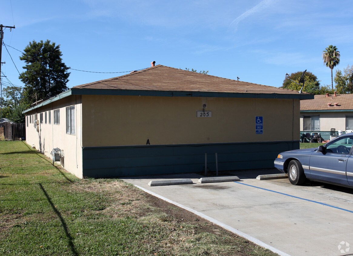 Building Photo - 205 Hickory St