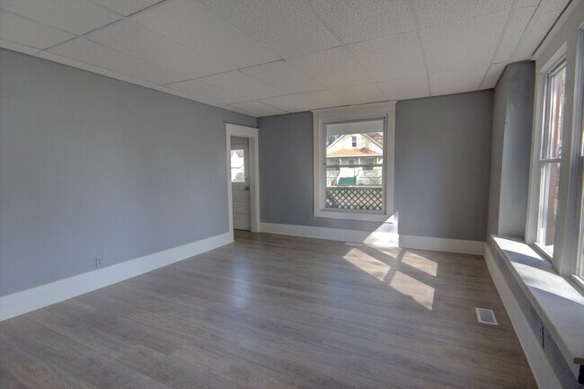 Building Photo - 2 Bed Home