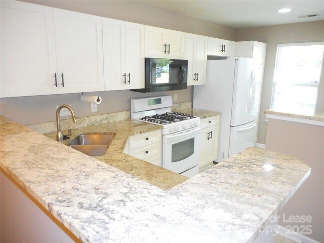 Foto del edificio - 9710 Elizabeth Townes Ln