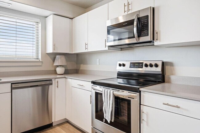 Building Photo - Red Vista Condos!