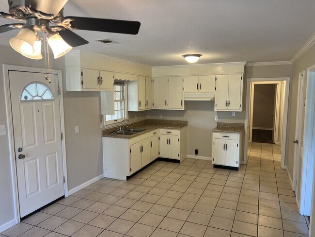Building Photo - Beautifully remodeled 3-bedroom