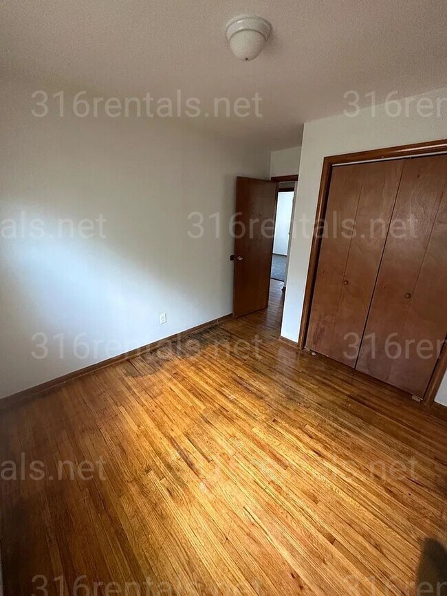 Foto del edificio - $1,025 - 4 bedroom / 1 bathroom - Single F...