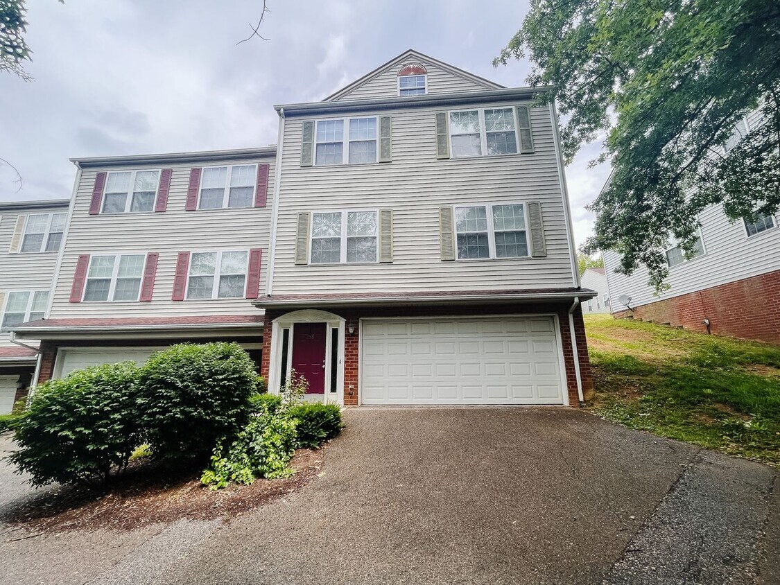 Foto principal - 3 Bedroom 2.5 Bath Townhouse