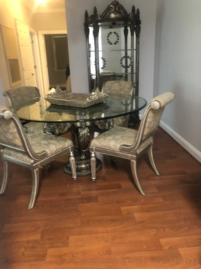 Dining area - 5609 Fairview Rd