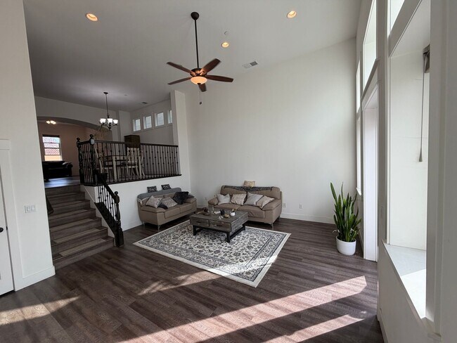 Building Photo - 3 Bedroom | 2.5 Bathroom | Crocker Village House