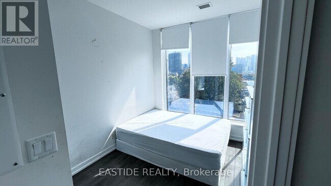 Building Photo - 203-203 College St