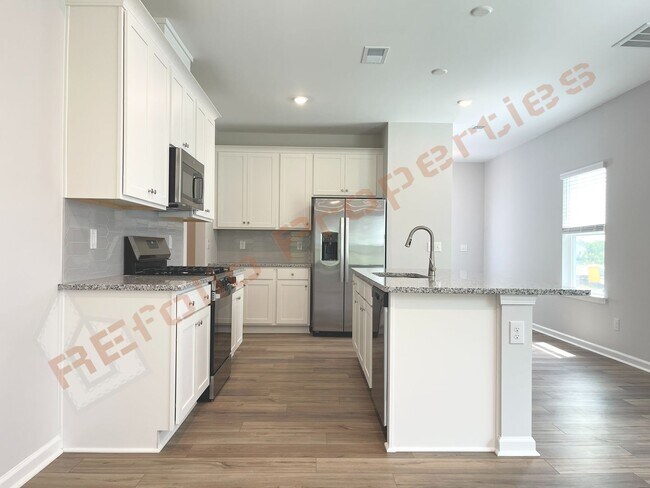 Foto del edificio - New Construction 4 Bedroom, 3.5 Bathroom Home with a First-Floor Primary Suite and Screened Porch...