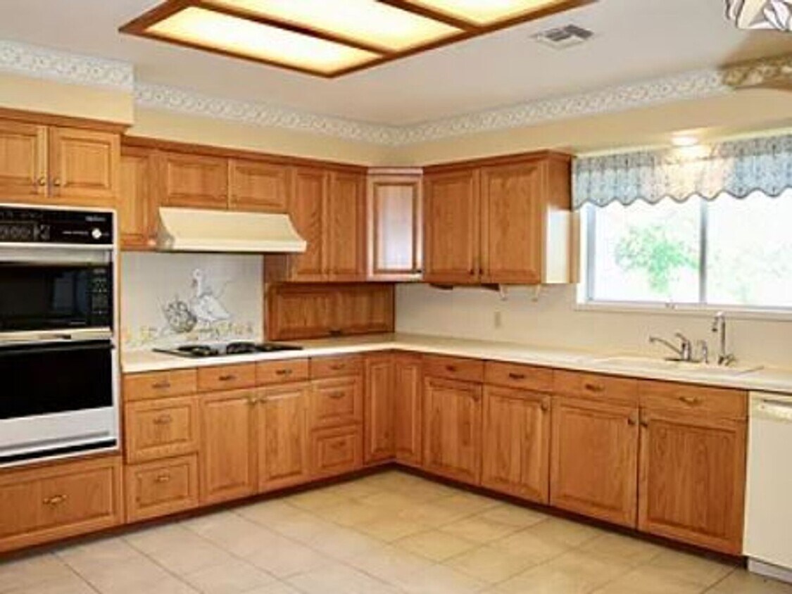 Foto del edificio - FOR LEASE!!