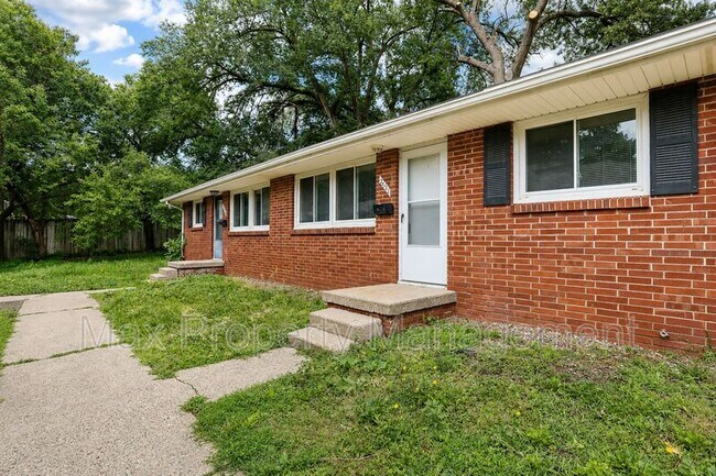 Building Photo - 3422 SW 8th St