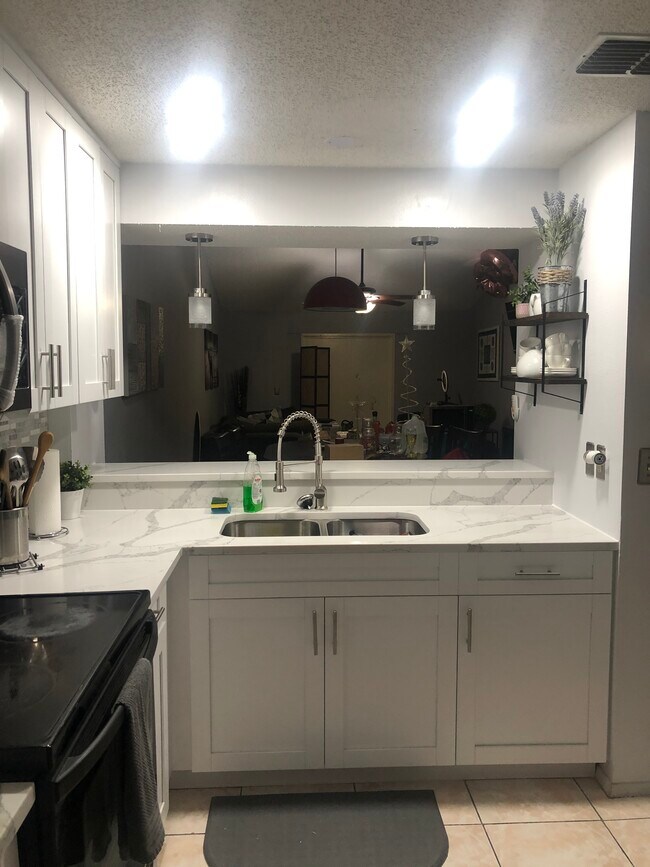 Foto del edificio - 327 Lake Placid Ct