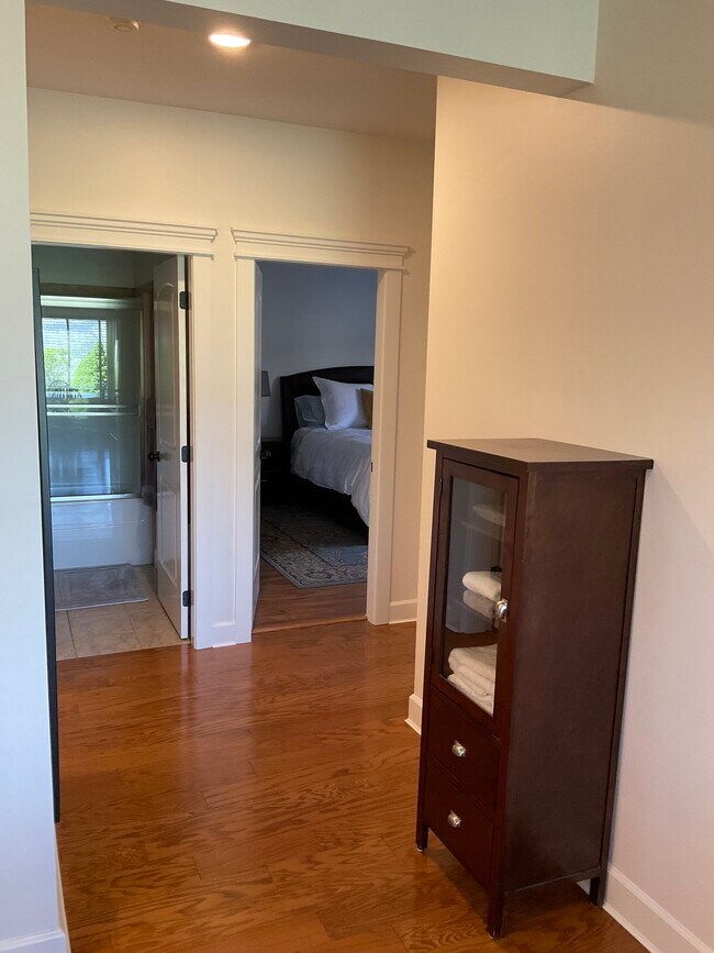 Couloir menant à la chambre/salle de bain - 2013 Capistrano Dr