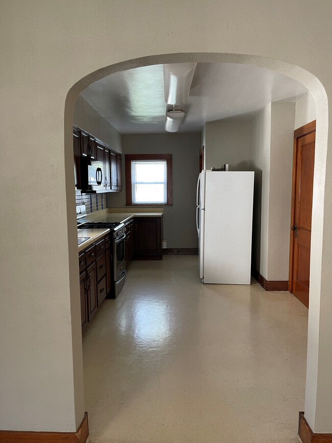 Dine-in Kitchen - 1720 E Watch Ave