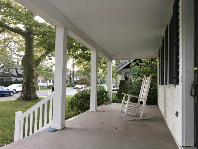 Building Photo - 300 E Main St