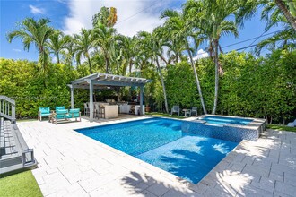 Building Photo - 525 Lakeview Dr