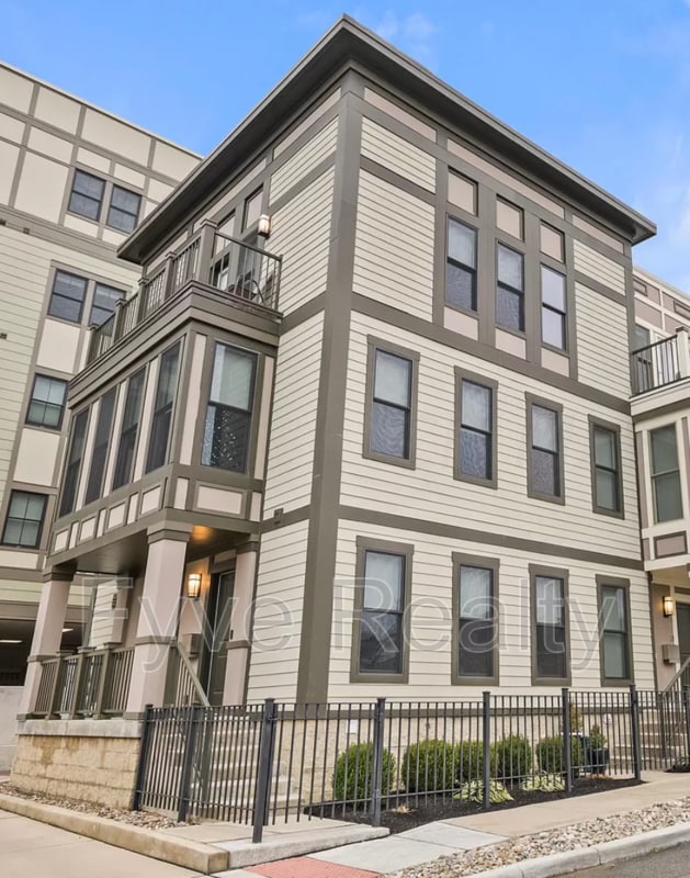 Foto principal - 126 E Greenwood Ave