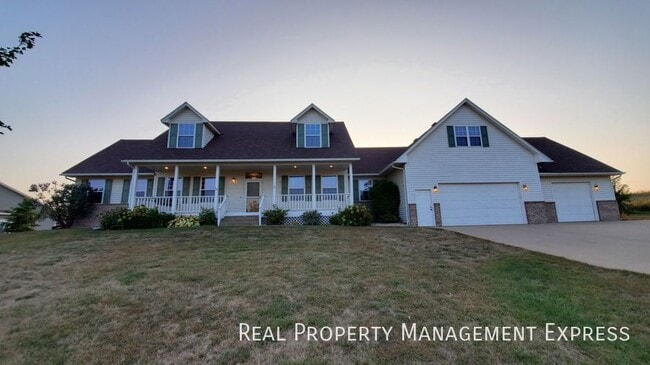Building Photo - 305 N Pine Lake Dr