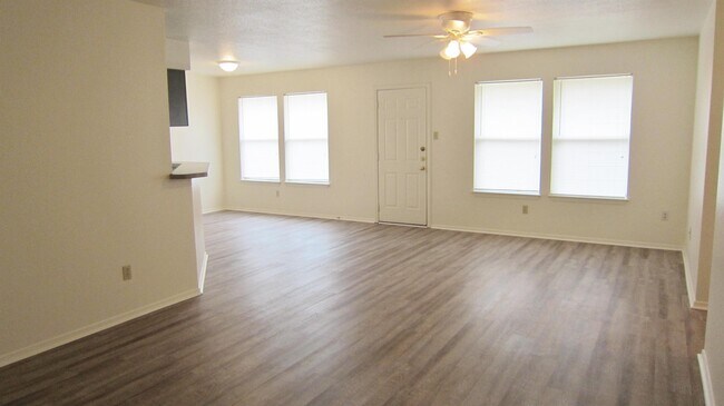 Building Photo - 4045 Devonaire Dr