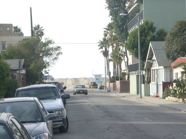 View from property towards beach, 1/2 block - 33 S Venice Blvd