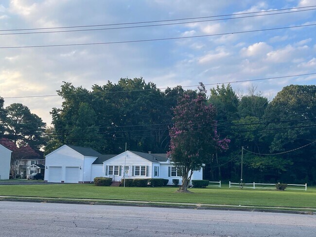 Building Photo - Country Living in Downtown VB!