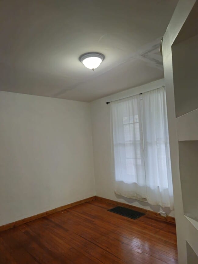 Building Photo - 3209 Saratoga Ave