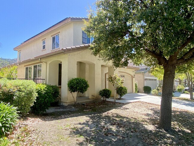 Building Photo - Spacious 3 + 2.5 House in Secluded Culdesac