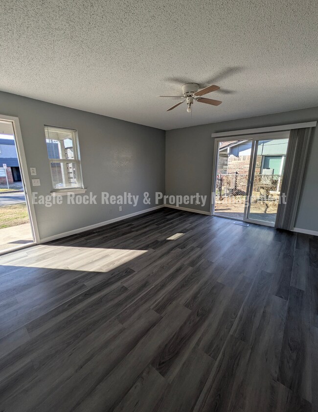 Foto del edificio - East Tulsa Duplex Unit for Rent (2beds/1.5baths)