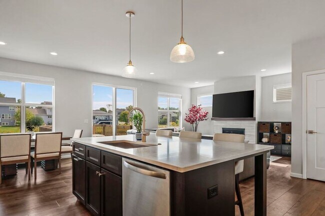 Foto del edificio - 323 Galileo Dr