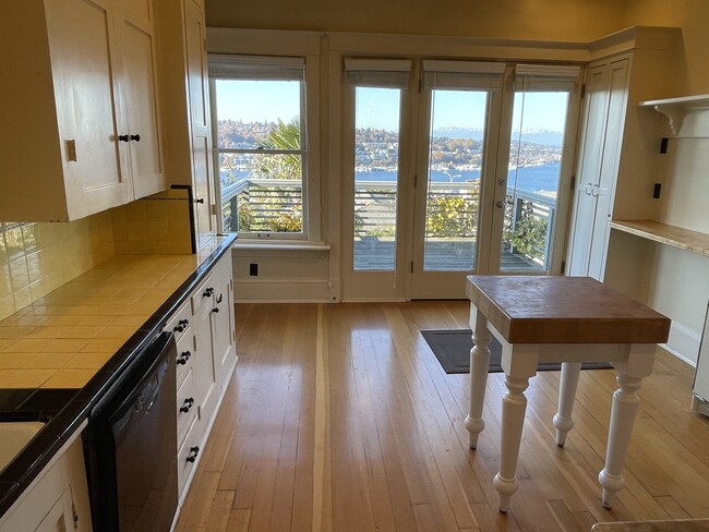 kitchen - 2215 Broadway E