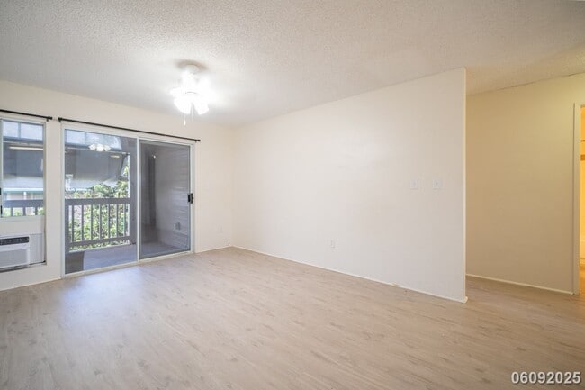 Building Photo - $2,700 / 2br - 750ft2 - 2br/2ba/1pkg Townh...