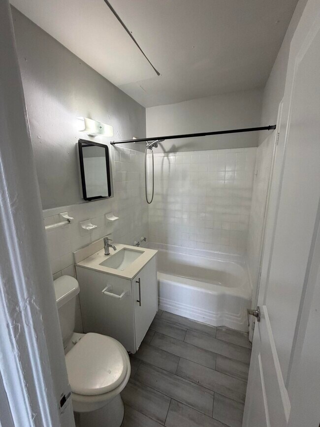 Building Photo - 2722 Poinsettia Ave