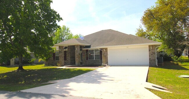 Foto del edificio - Spacious 4 Bed 3 Bath Home with a FULLY FE...