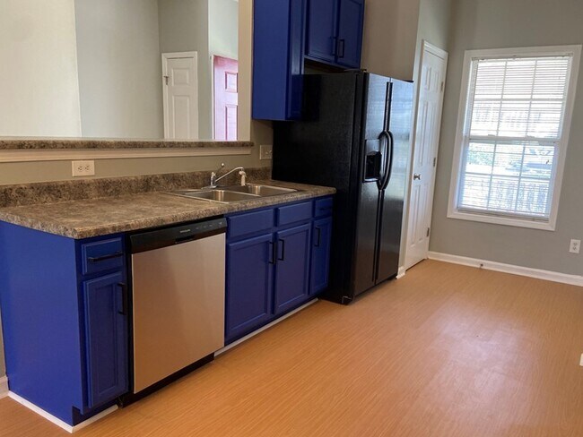 Building Photo - Newly Updated Townhome in Convenient Ralei...