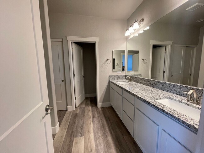 Building Photo - Gorgeous 3 bedroom 2 bath.  Brand new buil...