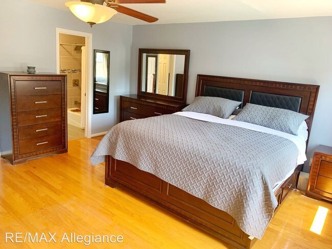 Building Photo - 2 br, 1.5 bath House - 1018 LLEWELLYN MEWS