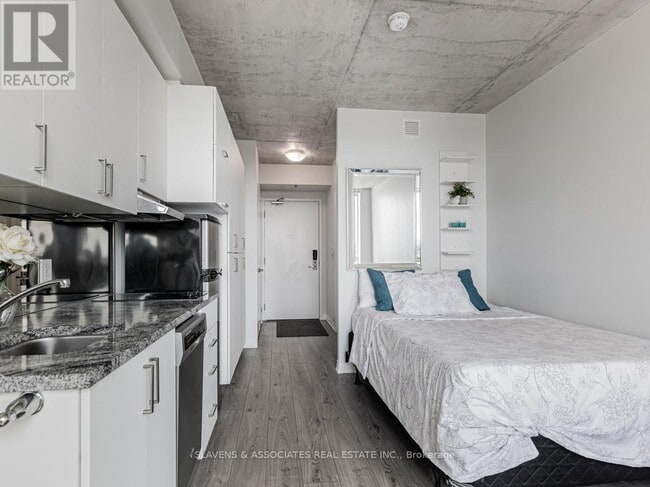 Building Photo - 1900 Simcoe St N