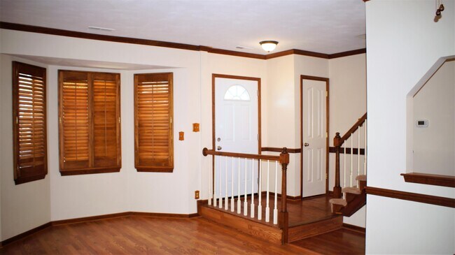 Building Photo - 522 S Lake Cir