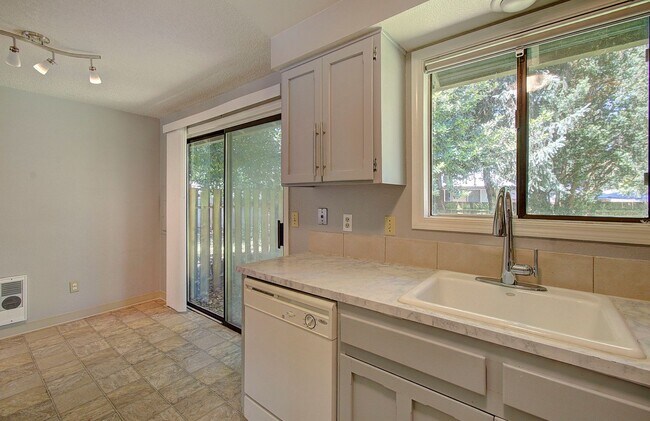 Foto del edificio - 2 BEDROOM, 1 BATH DUPLEX W/FENCED YARD!