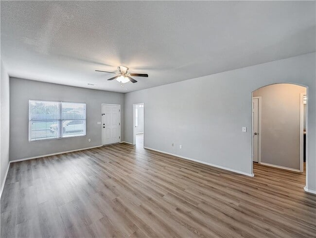 Building Photo - 848 NW Evans Cir