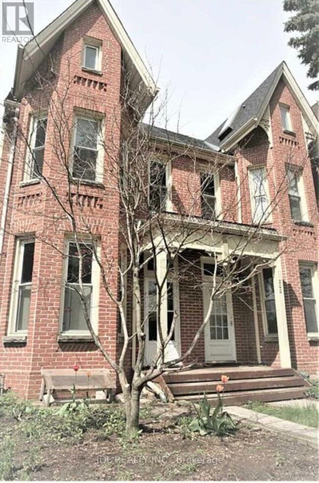 Building Photo - 298 Robert St