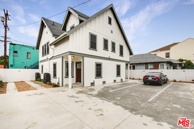 Foto principal - 2435 Workman St