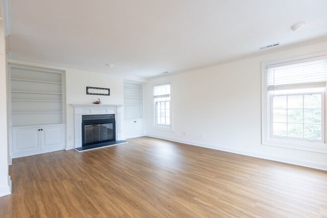 Building Photo - Charming 3 BR/2.5 BA 2-Level Condo in Cath...