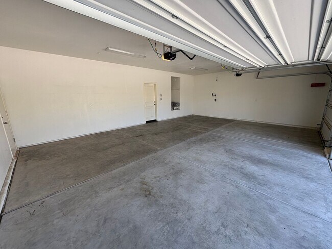 Building Photo - Immaculate spacious home available now!