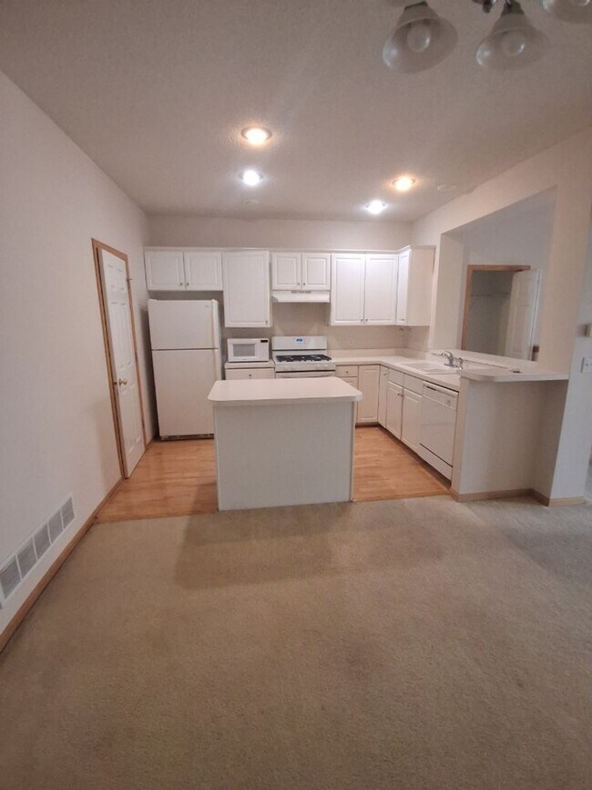Foto del edificio - Light and bright! 2 BR, 1.5 BATH Woodbury ...