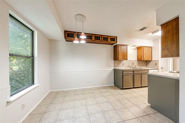 Foto del edificio - 7000 Whispering Oaks Dr