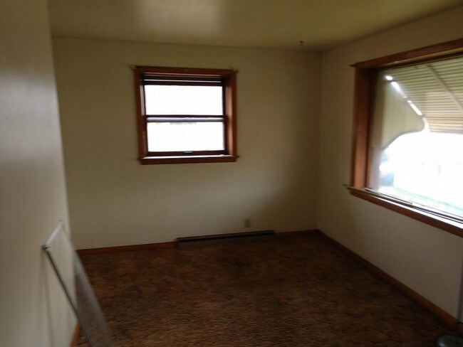 Building Photo - 4365 S. 13th Street - 1 Bedroom Upper